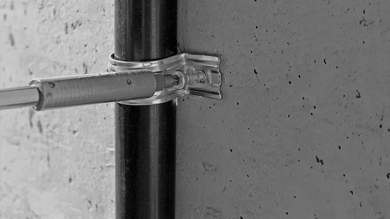 Betonschraube BTS4 zur Befestigung eines Rohres an einer Betonwand