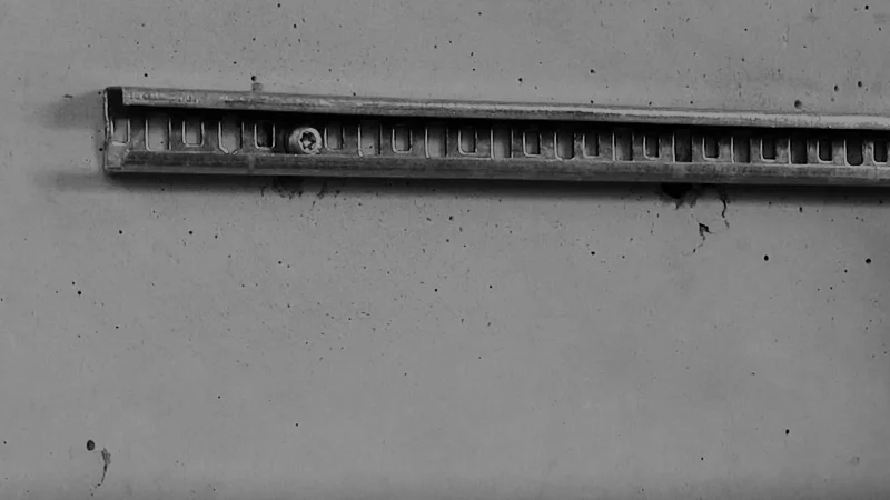 Betonschraube BTS5 zur Befestigung einer Metallschiene an einer Betonwand