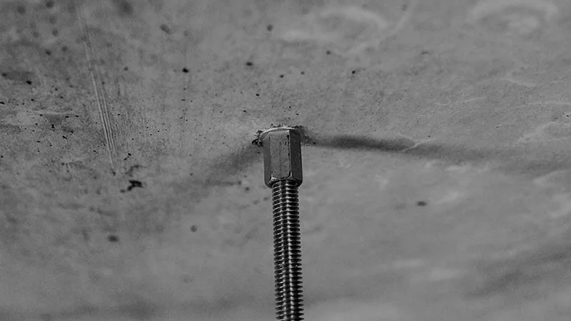 Betonschraube BTS6 zur Befestigung eines Gewindes an einer Betondecke