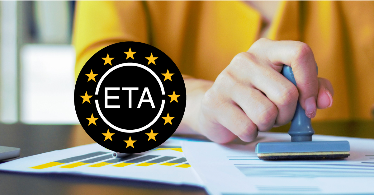 Eine Hand, die ein Dokument stempelt, daneben ein ETA-Zertifizierungslogo auf schwarzem Hintergrund.