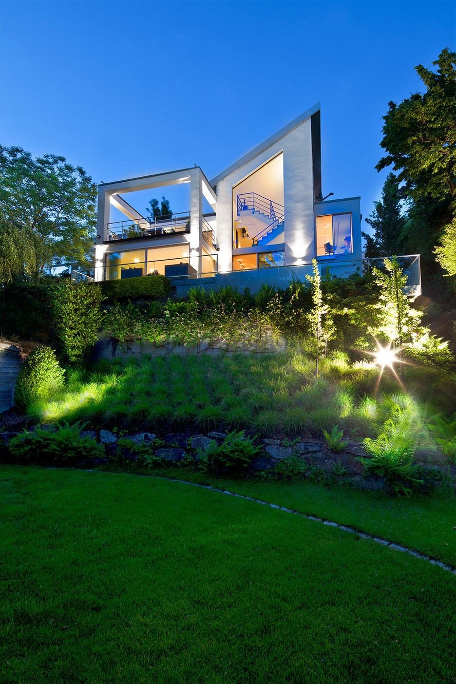 Minimalistisches Treppenhaus vor Glasfenster, das mit ProtectFIX-Sicherunslaschen befestigt wurde