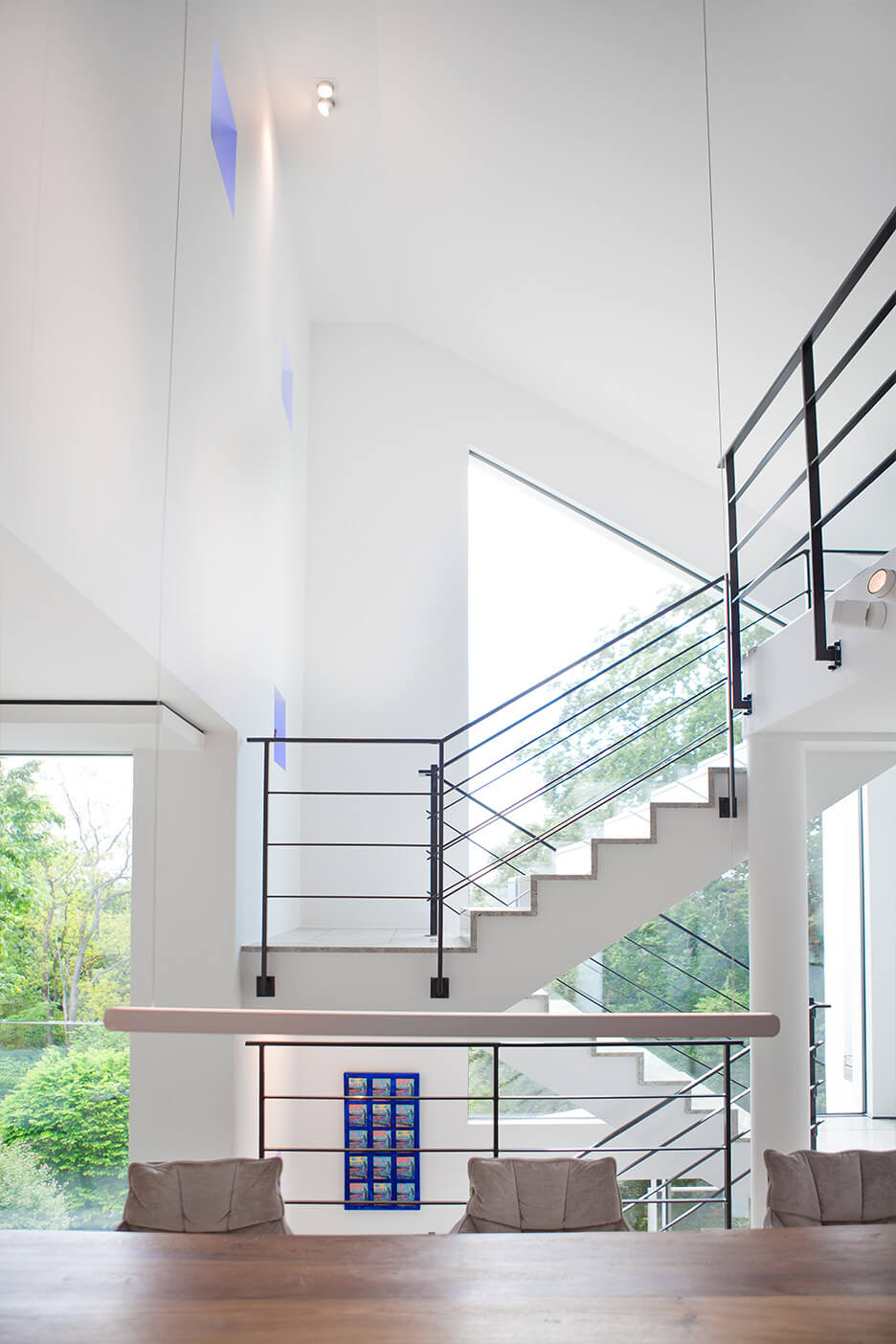 ProtectFIX sichert 950 kg schweres Fenster, Ansicht auf Villa mit Garten