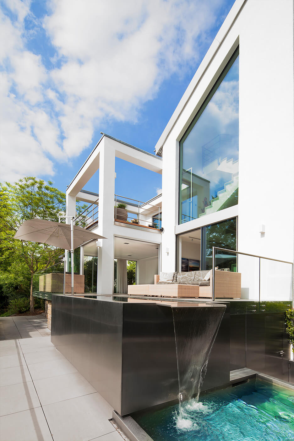 ProtectFIX sichert großes Glasfenster in Neubau am Pool