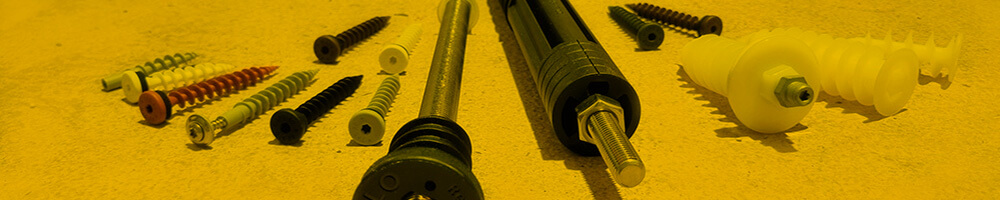 Verschiedene CELO-Dämmstoffdübel und Isolierplattenschrauben, einschließlich IPS, IPL, DS 95 und Resitherm, die auf einer Oberfläche liegen.