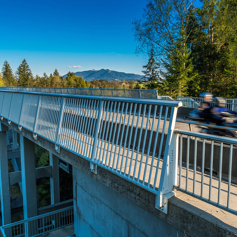 Eine Brücke mit robusten Metallgeländern, die sicher an der Betonstruktur befestigt sind. Die Befestigung der Geländer wurde mit chemischen Mörteln durchgeführt, um maximale Stabilität und Langlebigkeit zu gewährleisten.