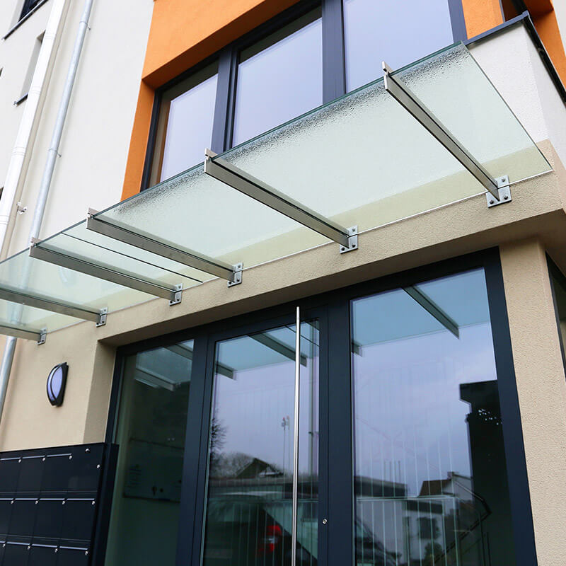 Ein Glasvordach muss sicher und dauerhaft befestigt werden. Mit dem ResiTHERM von CELO wird dies auch bei gedämmten Fassaden problemlos möglich, ohne Wärmebrücken zu erzeugen.