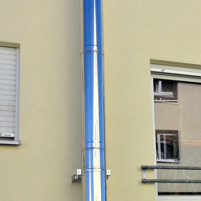 Die Befestigung von Abgasrohren an gedämmten Hauswänden erfordert spezielle Dübel wie den ResiTHERM von CELO. Dieser gewährleistet eine sichere und thermisch optimierte Installation.