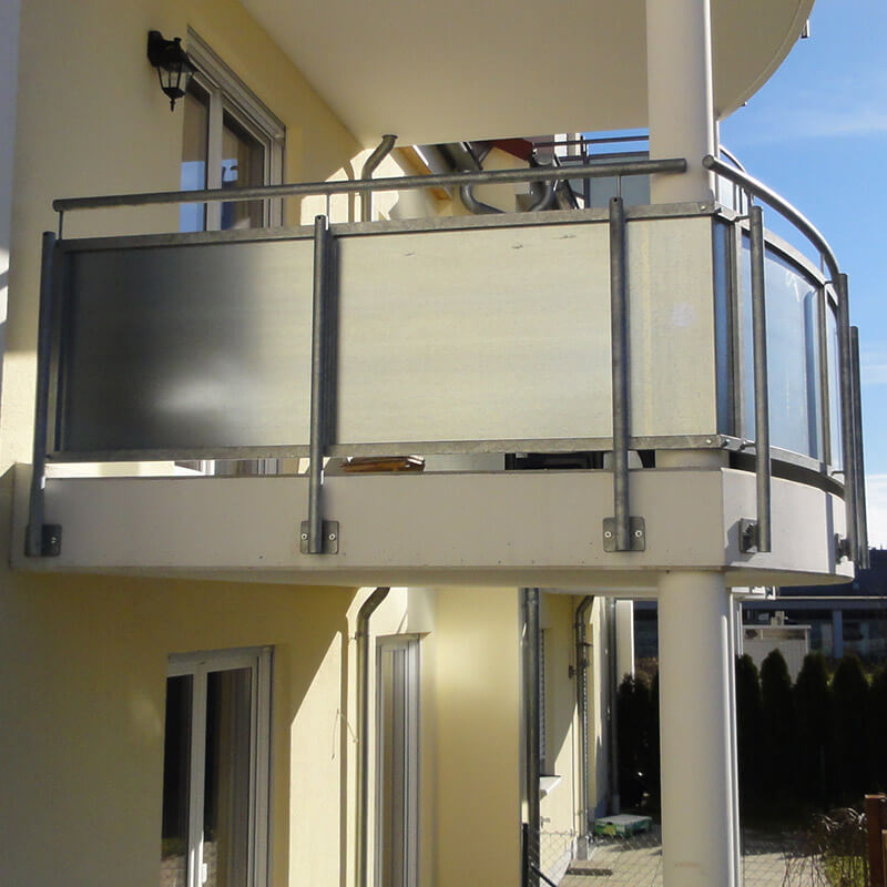 Balkon mit Geländer an einem Mehrfamilienhaus. Die Geländer sind mit Betonschrauben oder Bolzenaker befestigt zum Schutz von Leib und Leben.