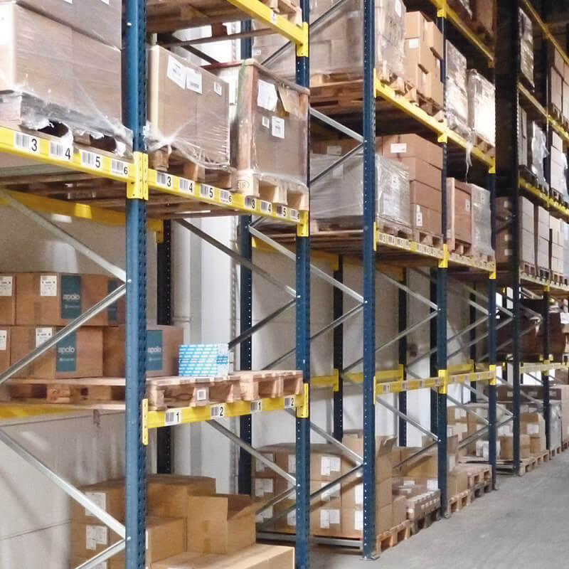 Schwerlastregale in einer Lagerhalle die mittels Metallanker fest und sicher in den Boden verankert sind.