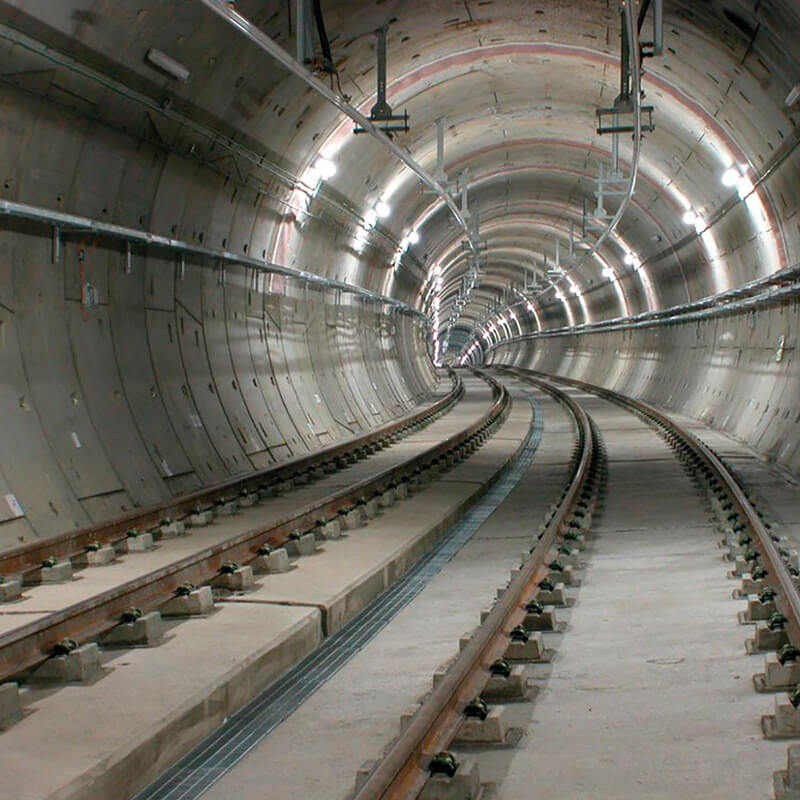 Ein neu gebauter Tunnel für den Schienenverkehr mit am Boden verlegten Gleisen.
