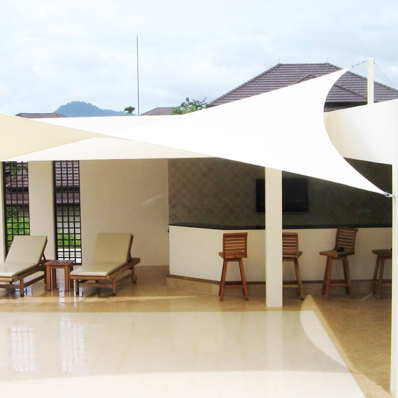 Sonnensegel über einer Terasse.