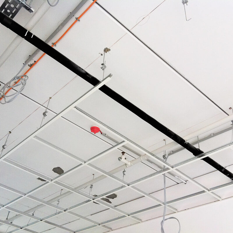 Diverse Befestigungen wie Leuchten, Springleranlagen und viele mehr an einer abgehängten Decke. Befestigt mit der Betonschraube BTS6 E welche aufgrund der besonderen Länge und des Anschlussgewindes Perfekt für solche Anwendungen durch abgeängte Decken in Beton ist.