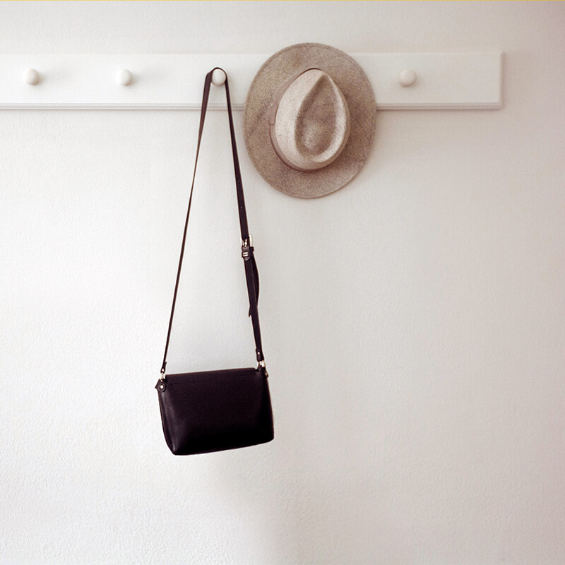 Eine weiße Wandgarderobe mit mehreren Knöpfen, die an einer Wand befestigt ist.