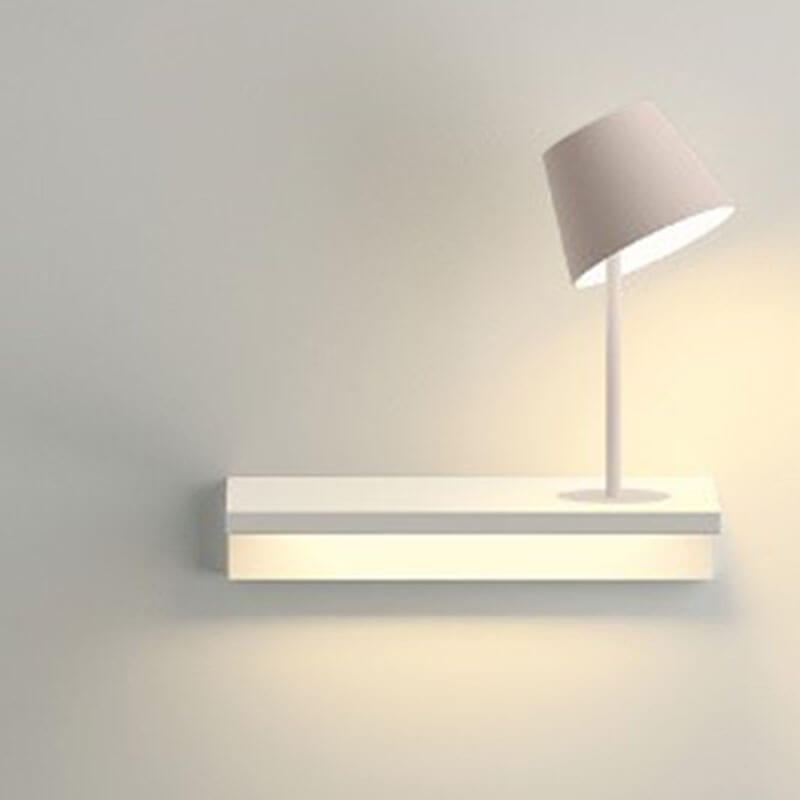 Ein weißes Wandboard, das an einer Trockenbauwand befestigt ist.