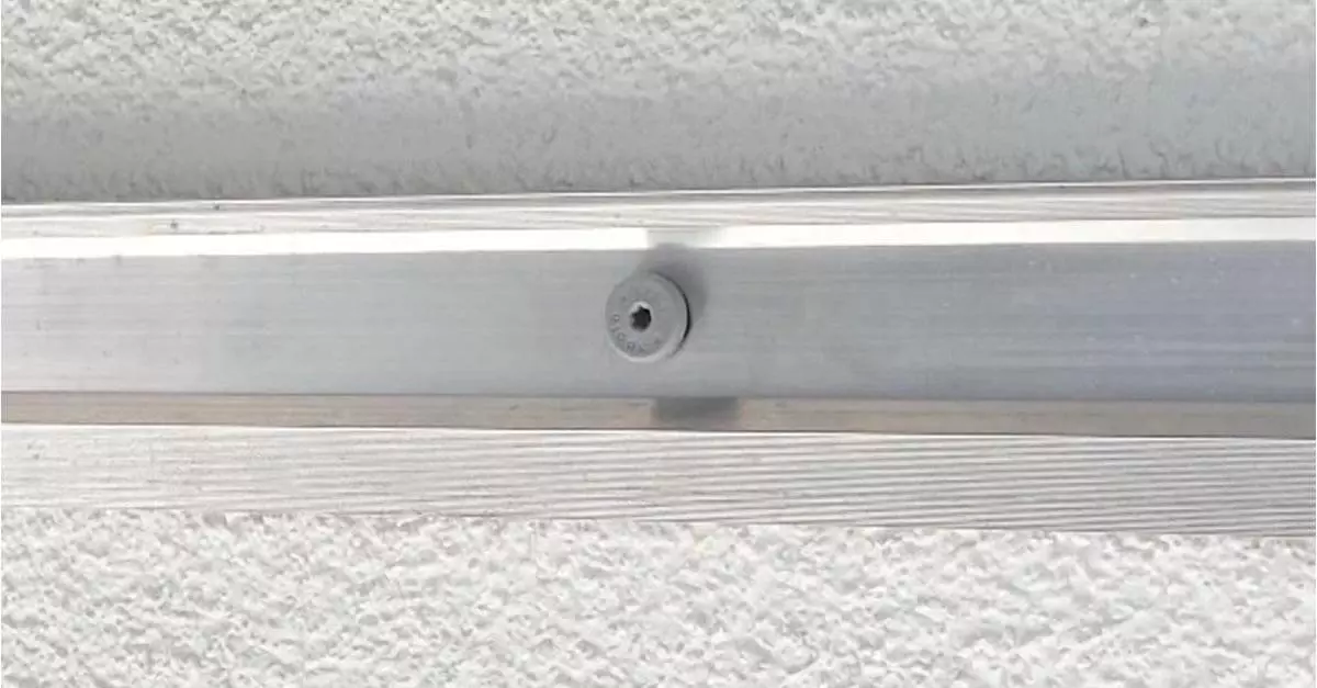 Sockelschutzleiste in grau optisch schön mit dem IPS 80 in Grau montiert.