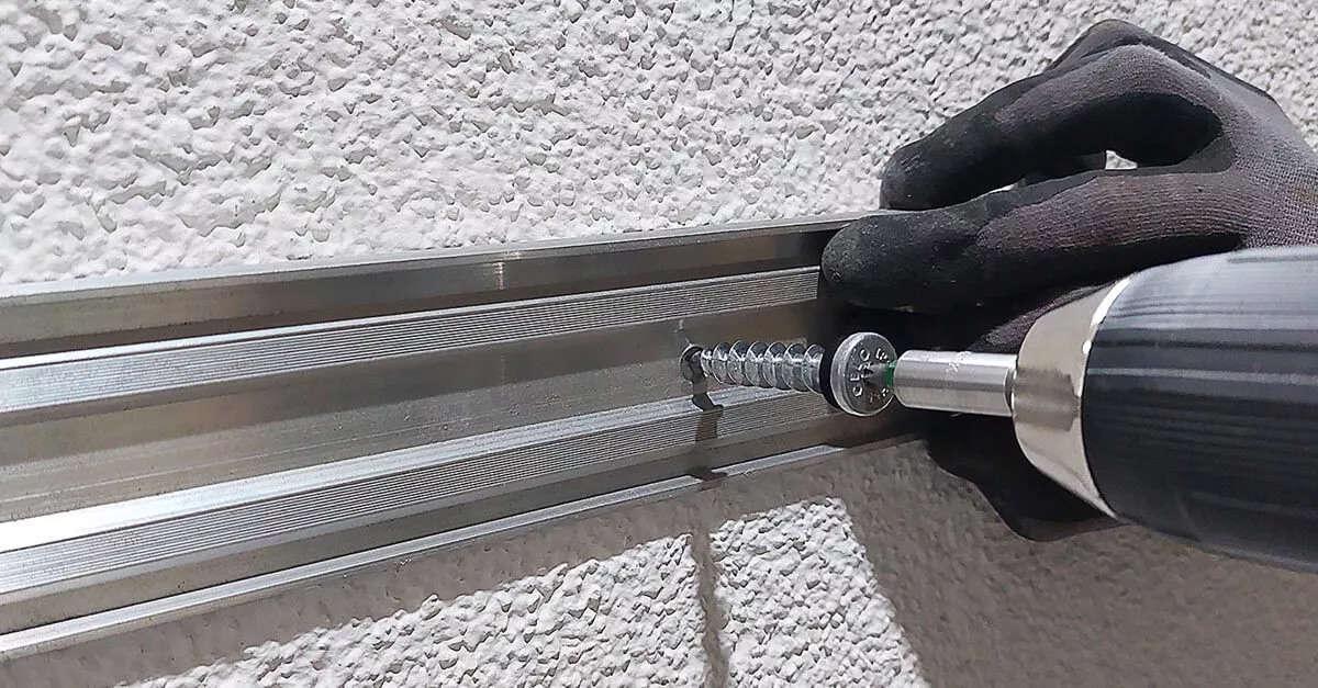 Sockelschutzleisten und Gesimsabdeckungen an einem gedämmten Haus mit Holzfaserdämmung und Perimeterplatten.