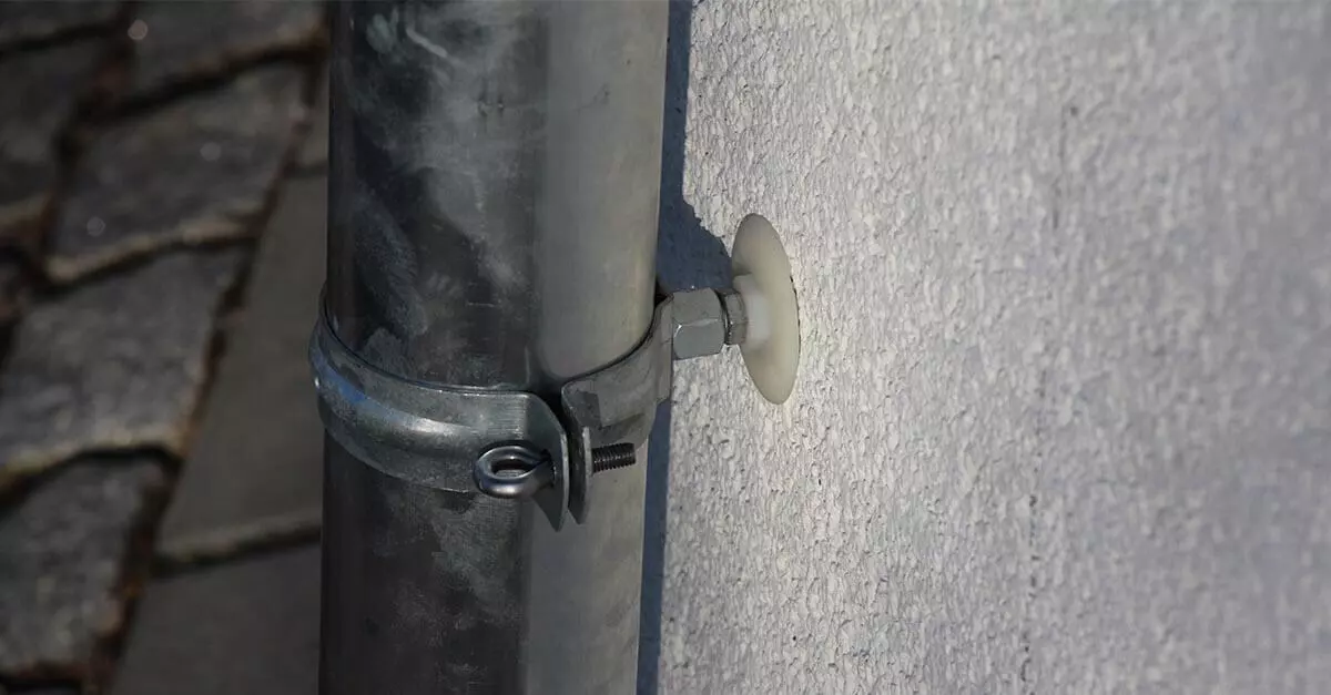 Speziell für Regenfallrohre optimiert. Regenfallrohr montiert mit IPL 95 DS