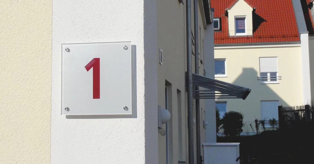 Hausnummernschild montiert an gedämmter Fassade mit dem Isolationsdübel IPL
