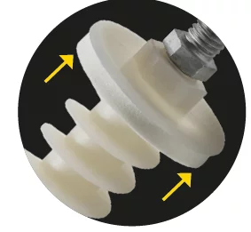Eine Detailansicht des Dämmstoffdübels IPL 95DS zeigt den Dübelkopf mit integrierter Dichtung, zwei gelbe Pfeile zeigen auf die EPDM-Dichtung und stehen für den Vorteil der dauerhaften Abdichtung