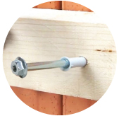 Multifunktionsrahmendübel MFR SB SSKS: Der Senkbunddübel mit Sechskantschraube mit angepresster Scheibe wird genutzt um eine Fassadenunterkonstruktion aus Holz an einer Mauer zu befestigenbefestigt eine Holzlatte an einer Ziegelwand