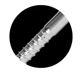 Rahmendübel MFR mit galvanisch-verzinkter Schraube, Detailansicht der Schraube auf schwarzem Hintergrund