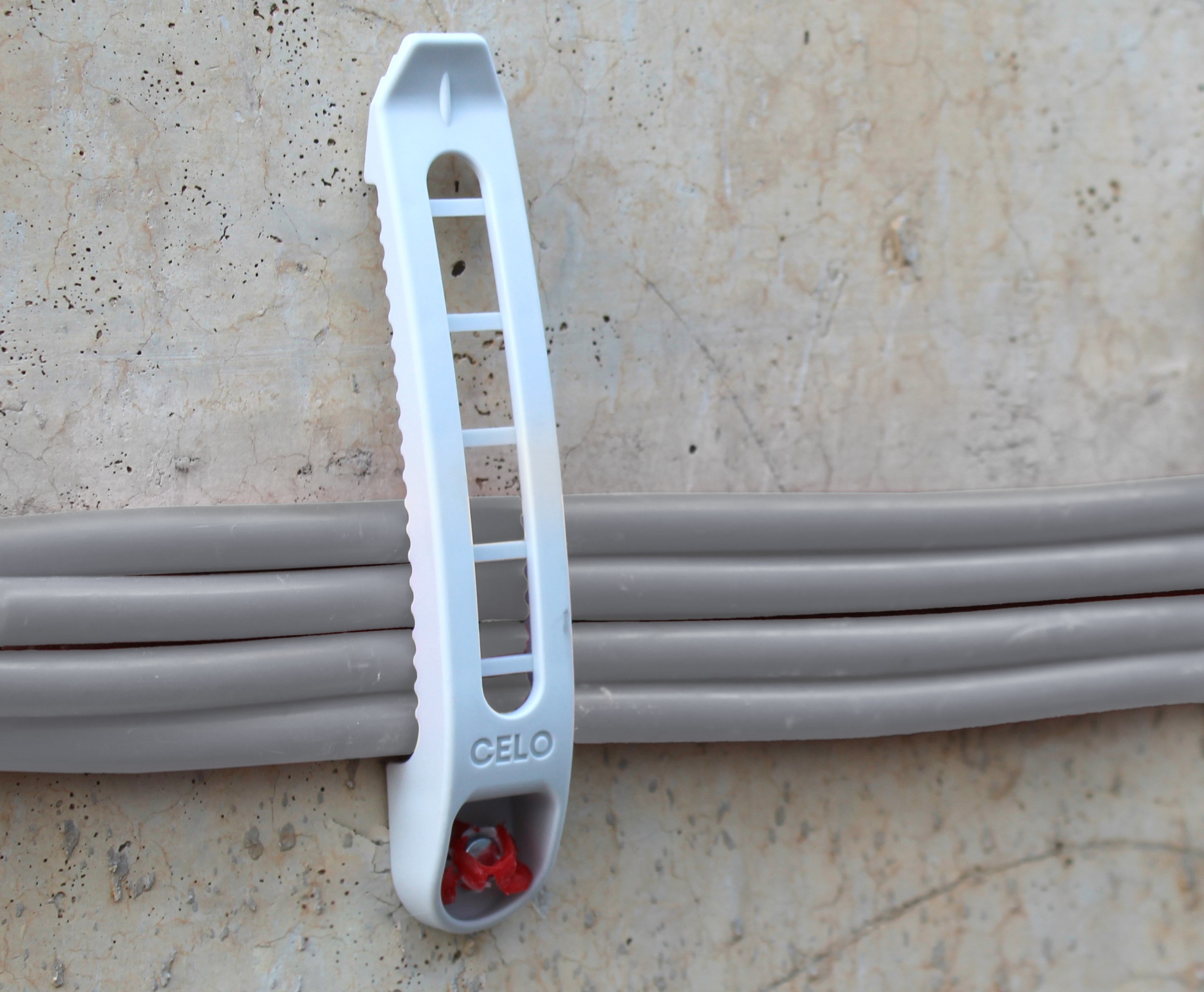 Einfache Montage des Kabelhalters NCC mit mehreren Kabeln