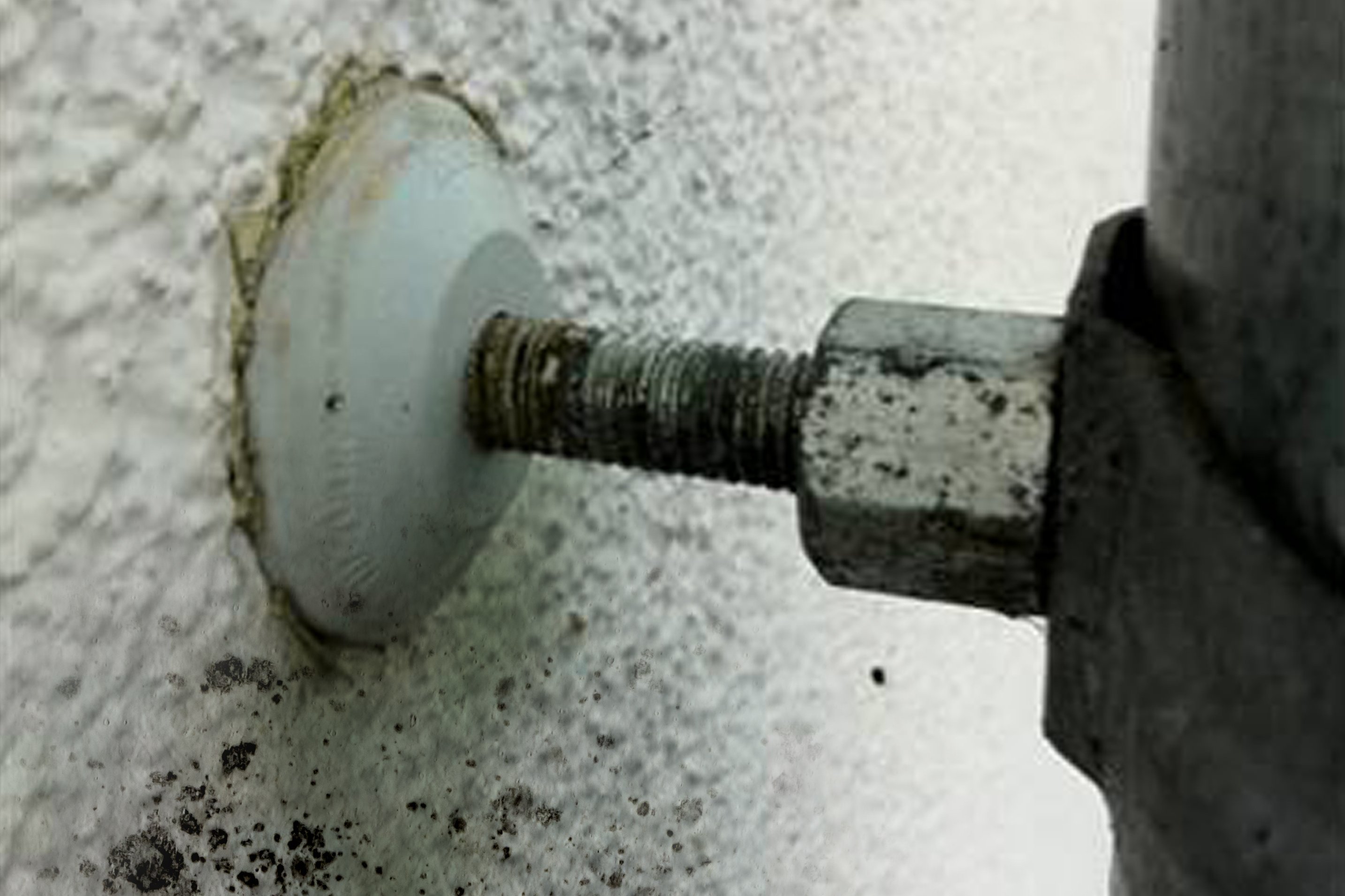 Detailaufnahme einer Dämmstoffbefestigung an einer Fassade