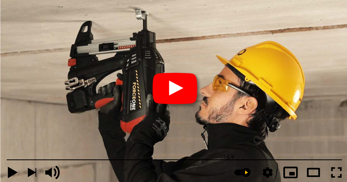 Montage mit dem Gasnagler FORCE ONE: Arbeiter bei der Deckenmontage mit gelbem Sicherheitshelm