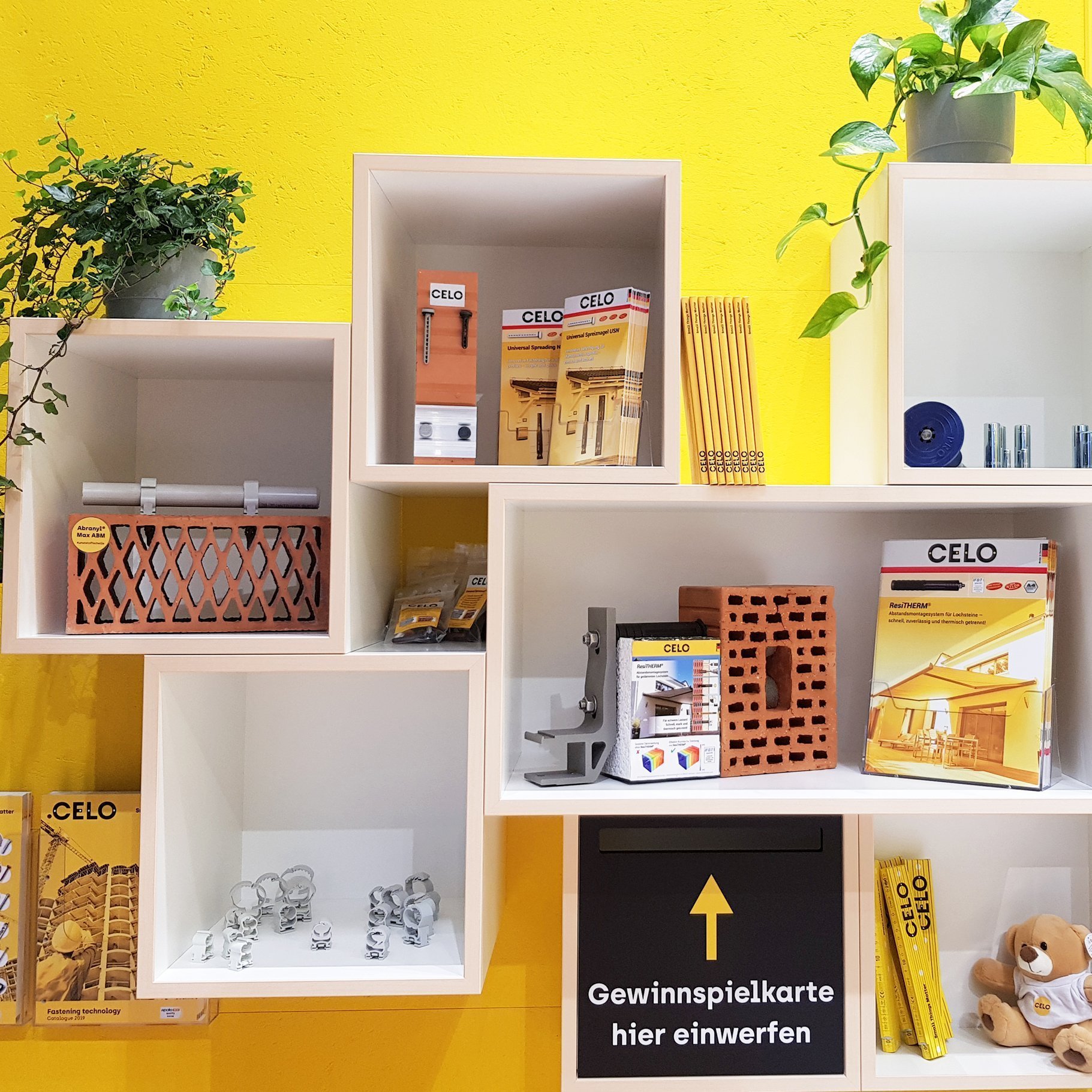 Produkte und Broschüren von CELO in einem Regal aufgestellt