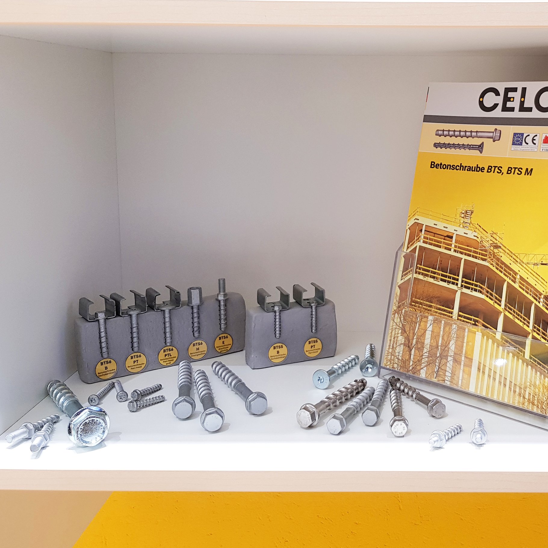 Betonschrauben BTS und BTS M in einem Regal aufgestellt