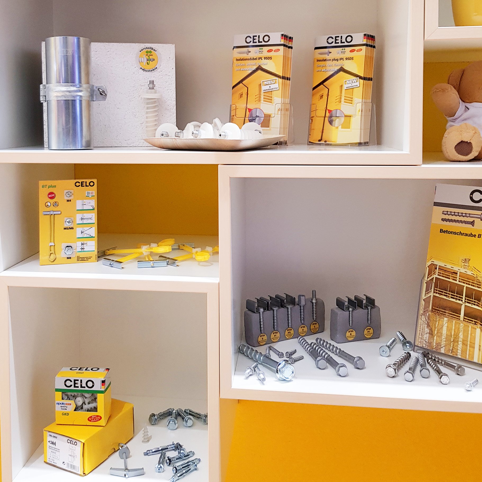 Verschiedene CELO Produkte in einem Regal aufgestellt