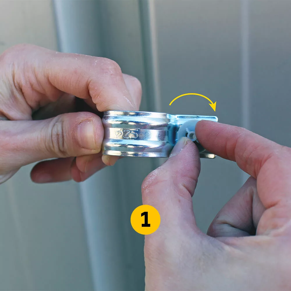 Kunstoff-Aufnahmeclip zum Aufstecken auf die Nase des Gasnaglers FORCE ONE im Uhrzeigersinn drehen