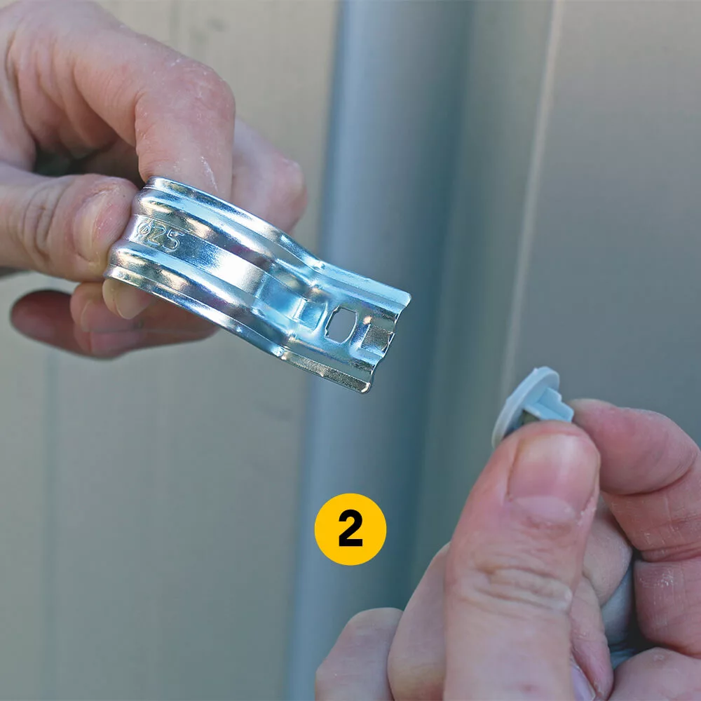 Die Kunststoffaufnahme entfernen, sodass ein Durchgangsloch für die Betonschraube BTS4 frei wird