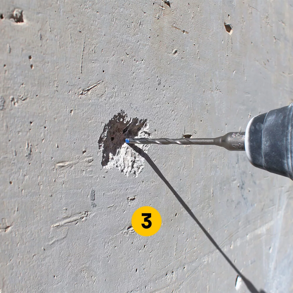 Mit dem beiliegenden Bohrer SDS ein Ø4 mm großes Bohrloch im Beton erstellen