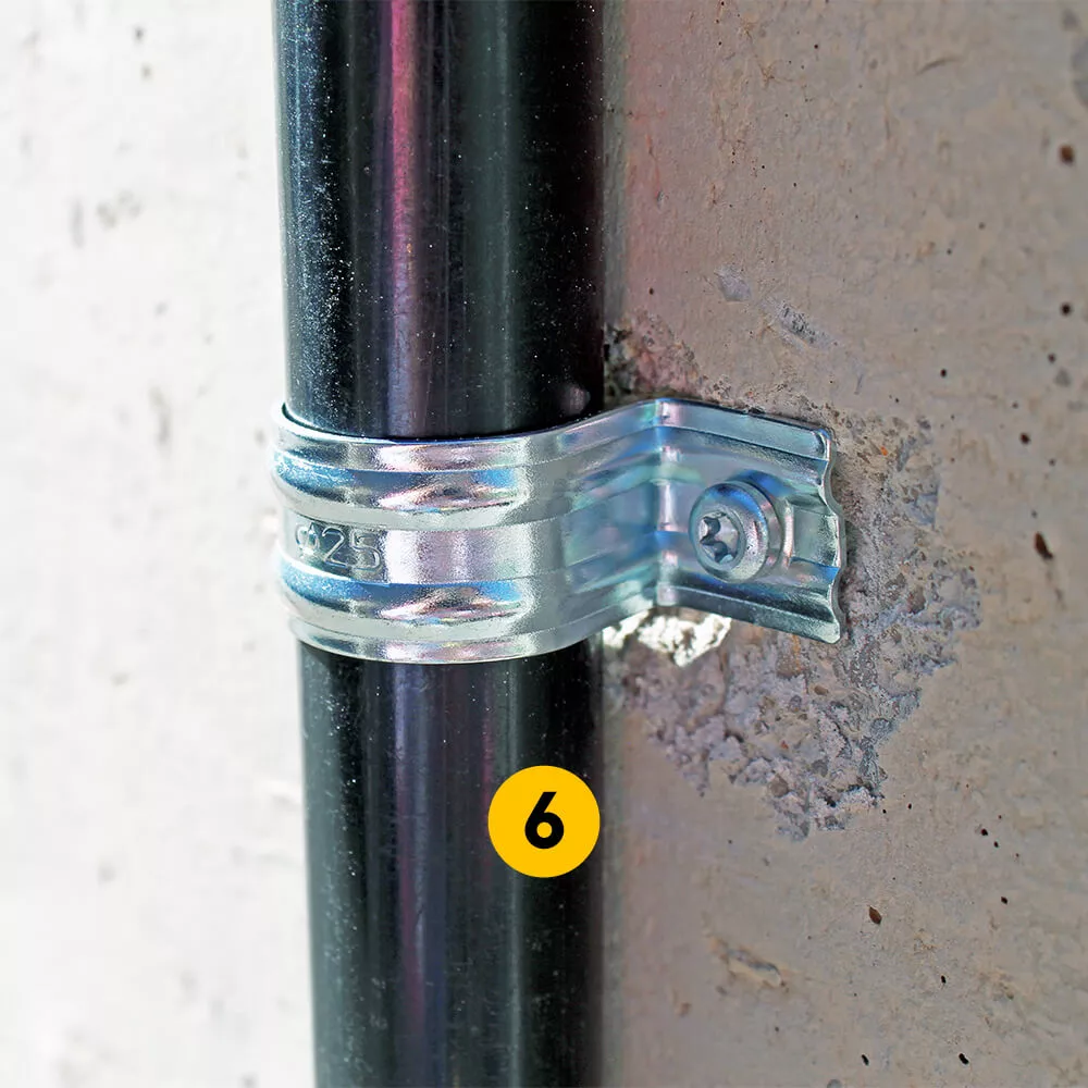 Betonschraube festziehen und so Gasnagler-Zubehör schnell an Beton befestigen