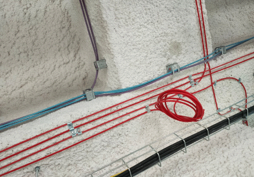 Die ETA-zugelassenen Metallclips PFT und DFT werden zum verlegen roter Brandmeldekabel an der Decke eingesetzt