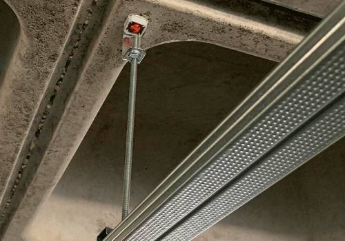 Der ETA-zugelassene Gewindestangenabhänger ATV wird genutzt, um eine Gewindestange von der Decke abhzuhängen