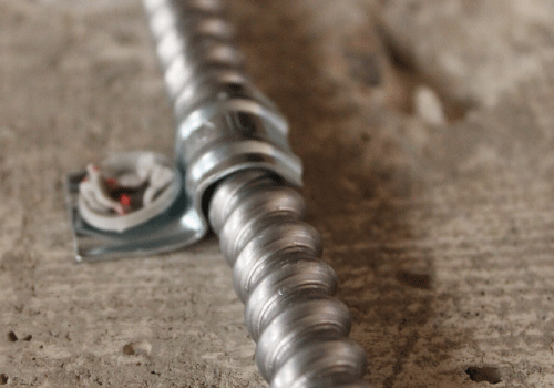 Das Detailbild zeigt die Befestigung mit dem ETA-zugelassenen Metallclip PFT